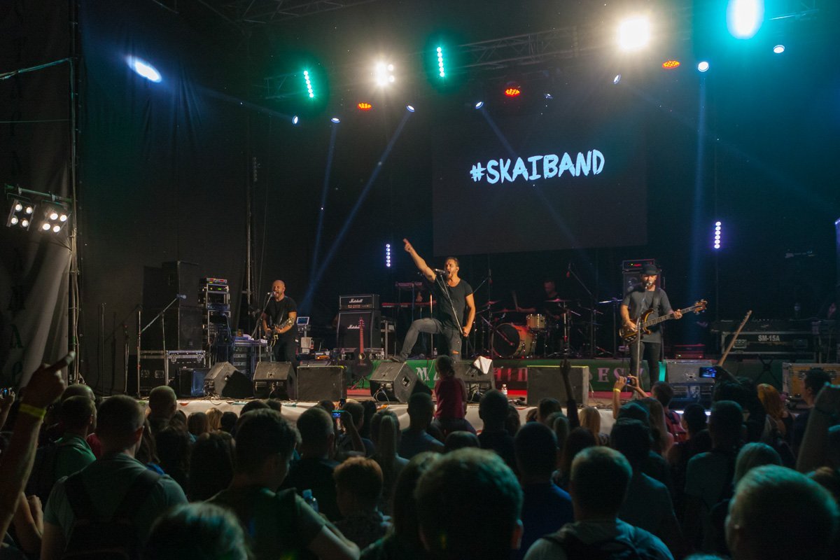 Натягнута струна - звучить поки жива, одна коротка мить - одне лише життя