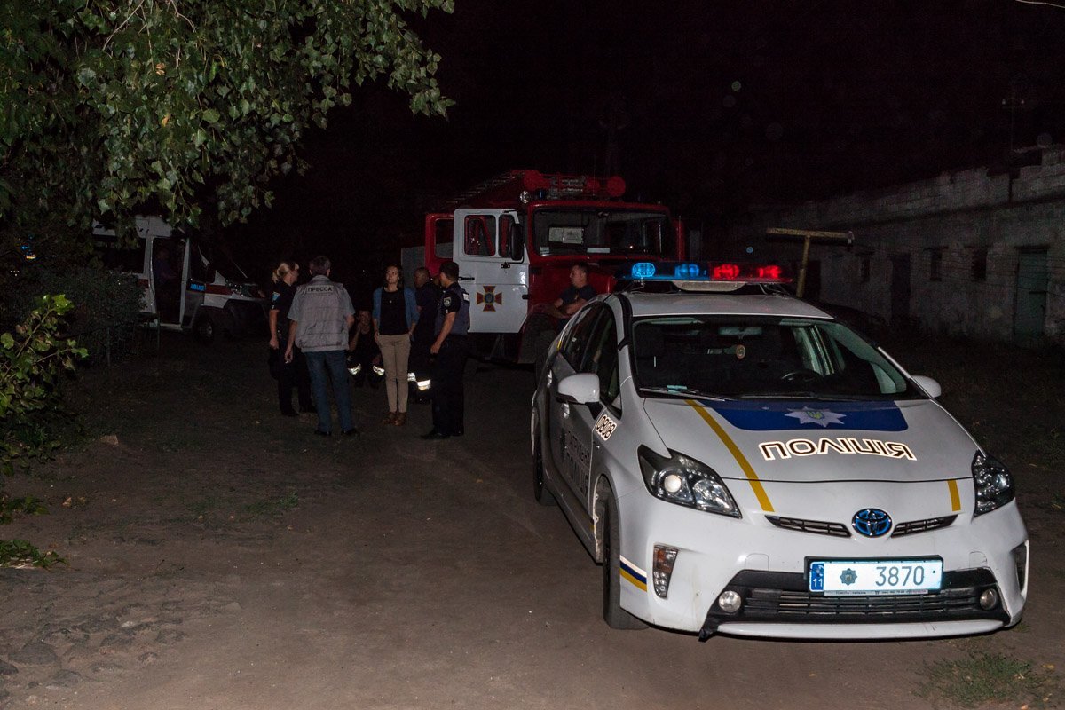 Во дворе дома собрались экипажи всех экстренных служб - полиции, ГСЧС и «скорой» Во дворе дома собрались экипажи всех экстренных служб - полиции, ГСЧС и «скорой»