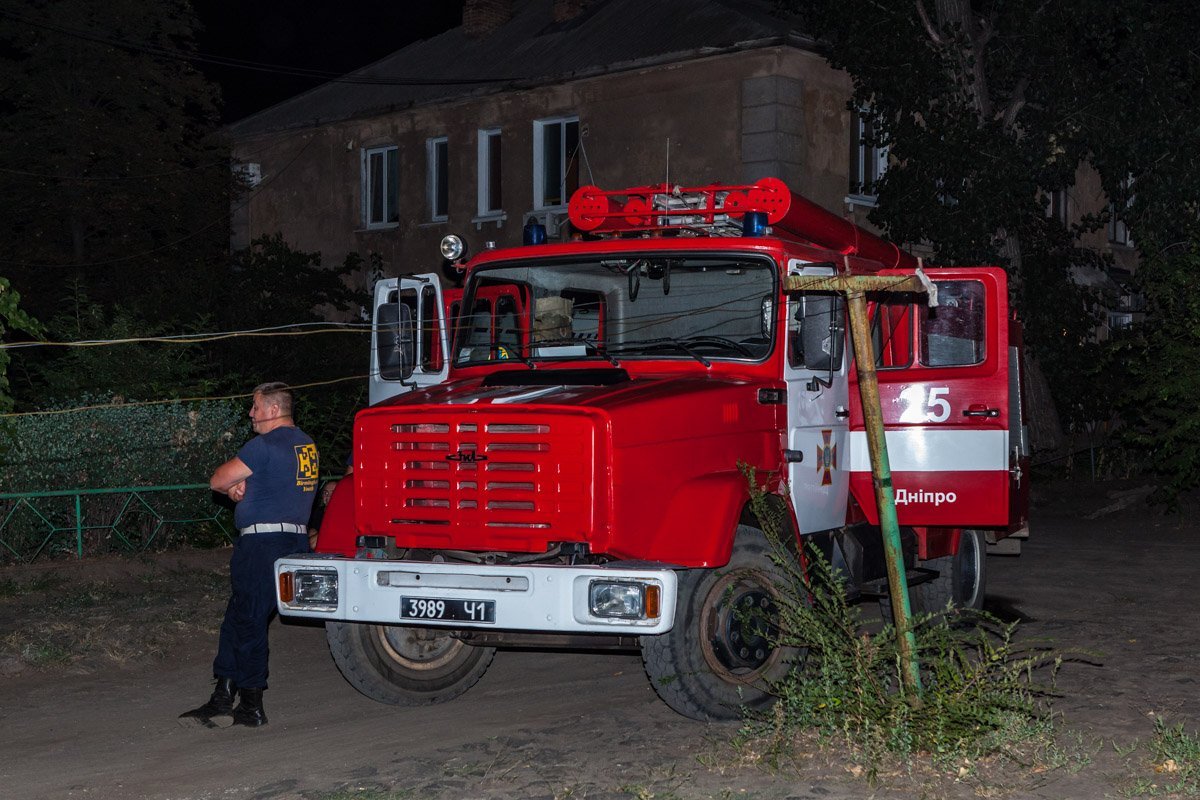 Сотрудники ГСЧС взломали окно Сотрудники ГСЧС взломали окно