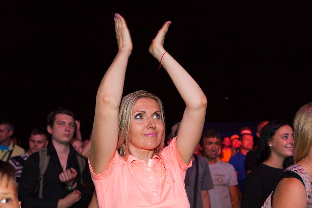 На праздник пришло много красивых девушек На праздник пришло много красивых девушек