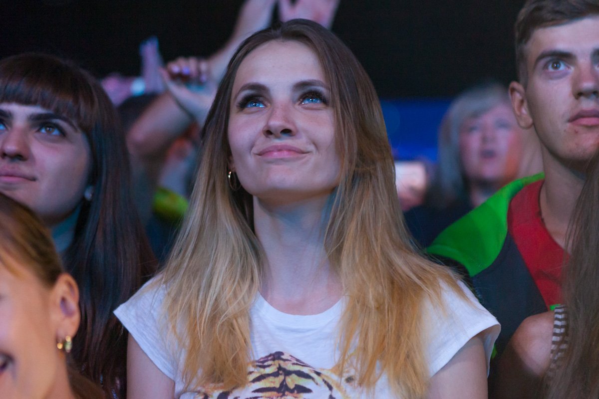 Кажется, что он со сцены смотрит прямо на тебя Кажется, что он со сцены смотрит прямо на тебя