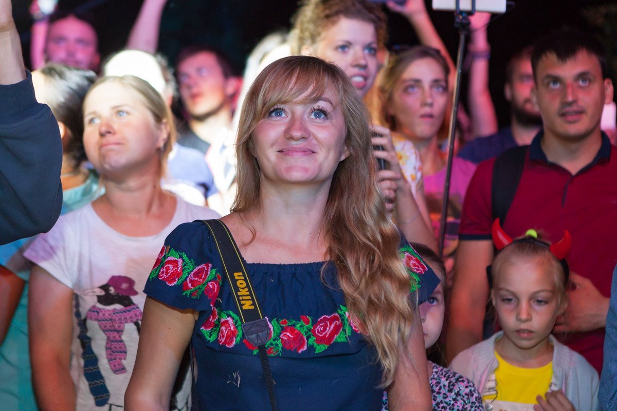 Многие были одеты в украинские наряды с вышитыми орнаментами Многие были одеты в украинские наряды с вышитыми орнаментами