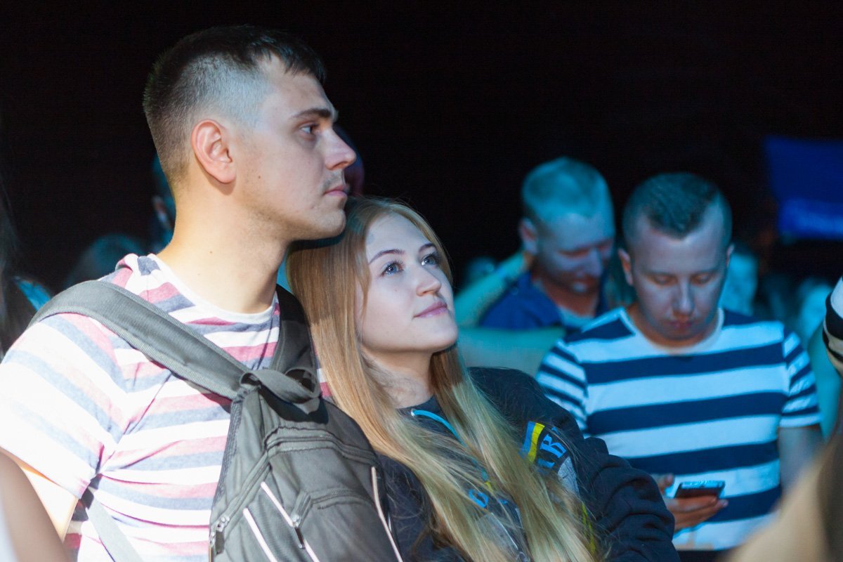 Со сцены звучали романтические песни с глубоким смыслом Со сцены звучали романтические песни с глубоким смыслом