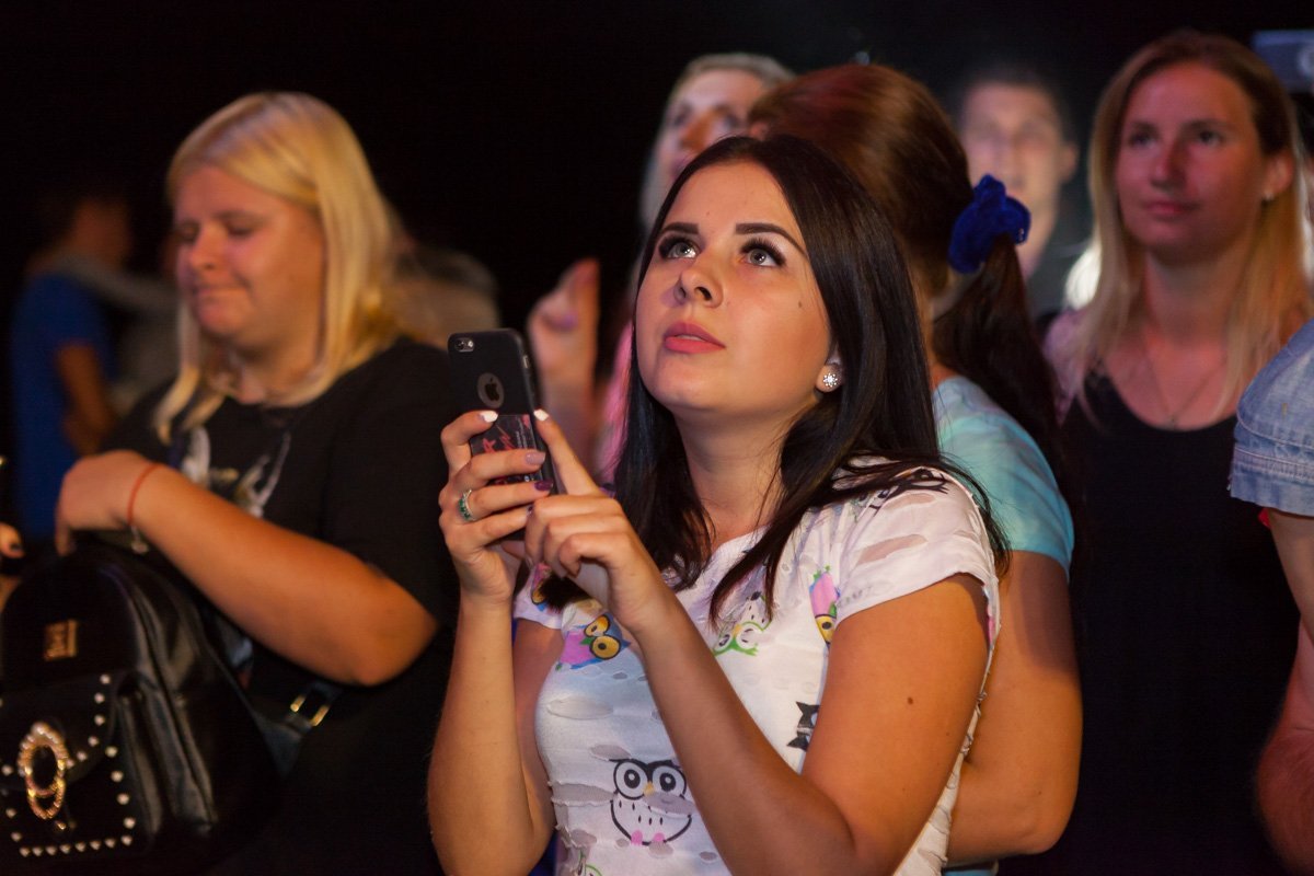 На концерте так интересно, что даже на телефон некогда взглянуть На концерте так интересно, что даже на телефон некогда взглянуть