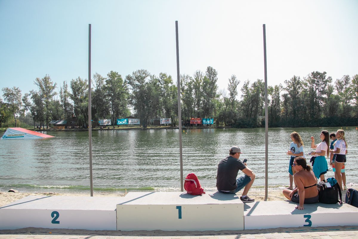 Пьедестал ждет своих победителей Пьедестал ждет своих победителей