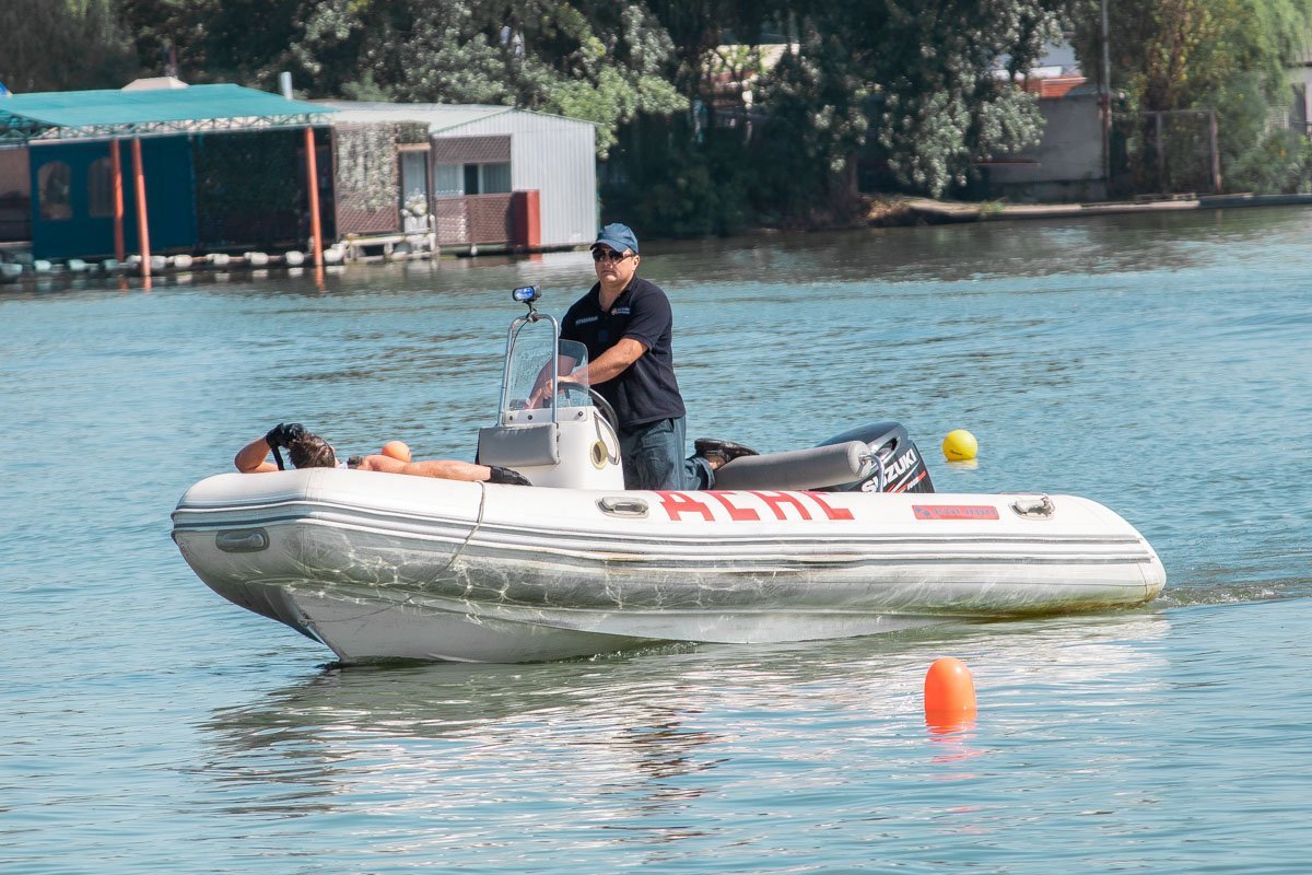 Спортсменов, которые упали, подбирали на лодке Спортсменов, которые упали, подбирали на лодке