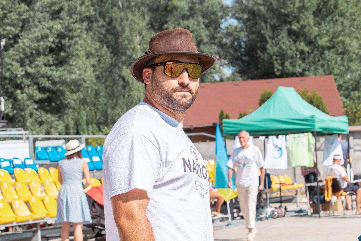 Большинство болельщиков были в шляпах Большинство болельщиков были в шляпах