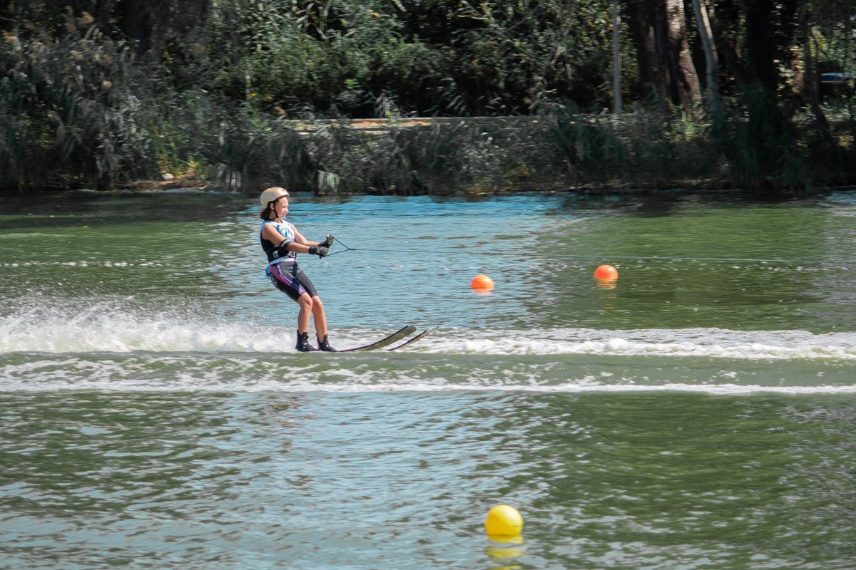 Не всем спортсменам получалось удержаться на ногах после прыжка Не всем спортсменам получалось удержаться на ногах после прыжка