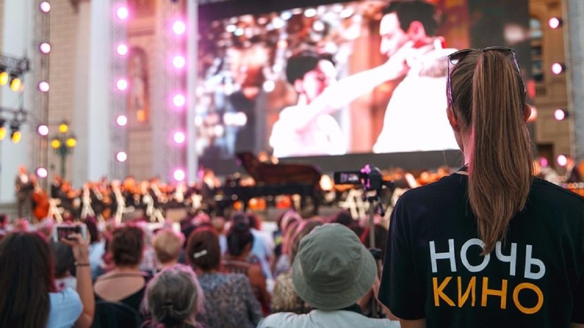 Что может быть лучше, чем просмотр фильма вечером приятной компании?