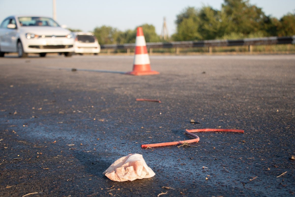Полицейские огородили место аварии конусами
