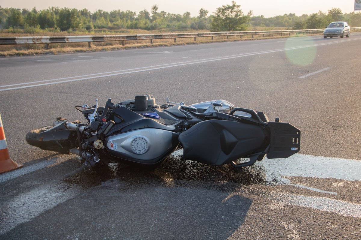 На проезжей части остались следы топлива 