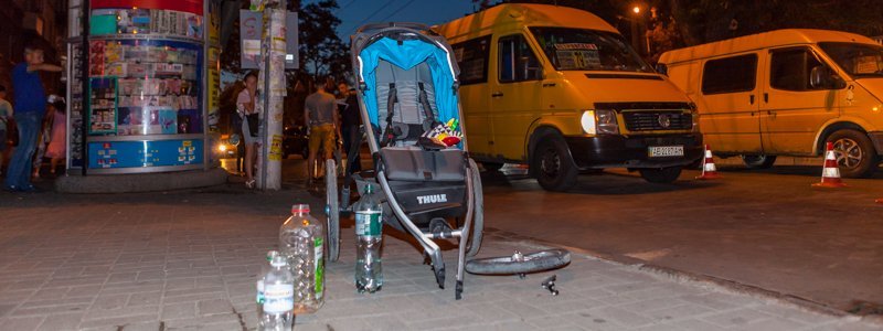 На проспекте Яворницкого маршрутка сбила семью с коляской на пешеходном переходе: пострадали дети