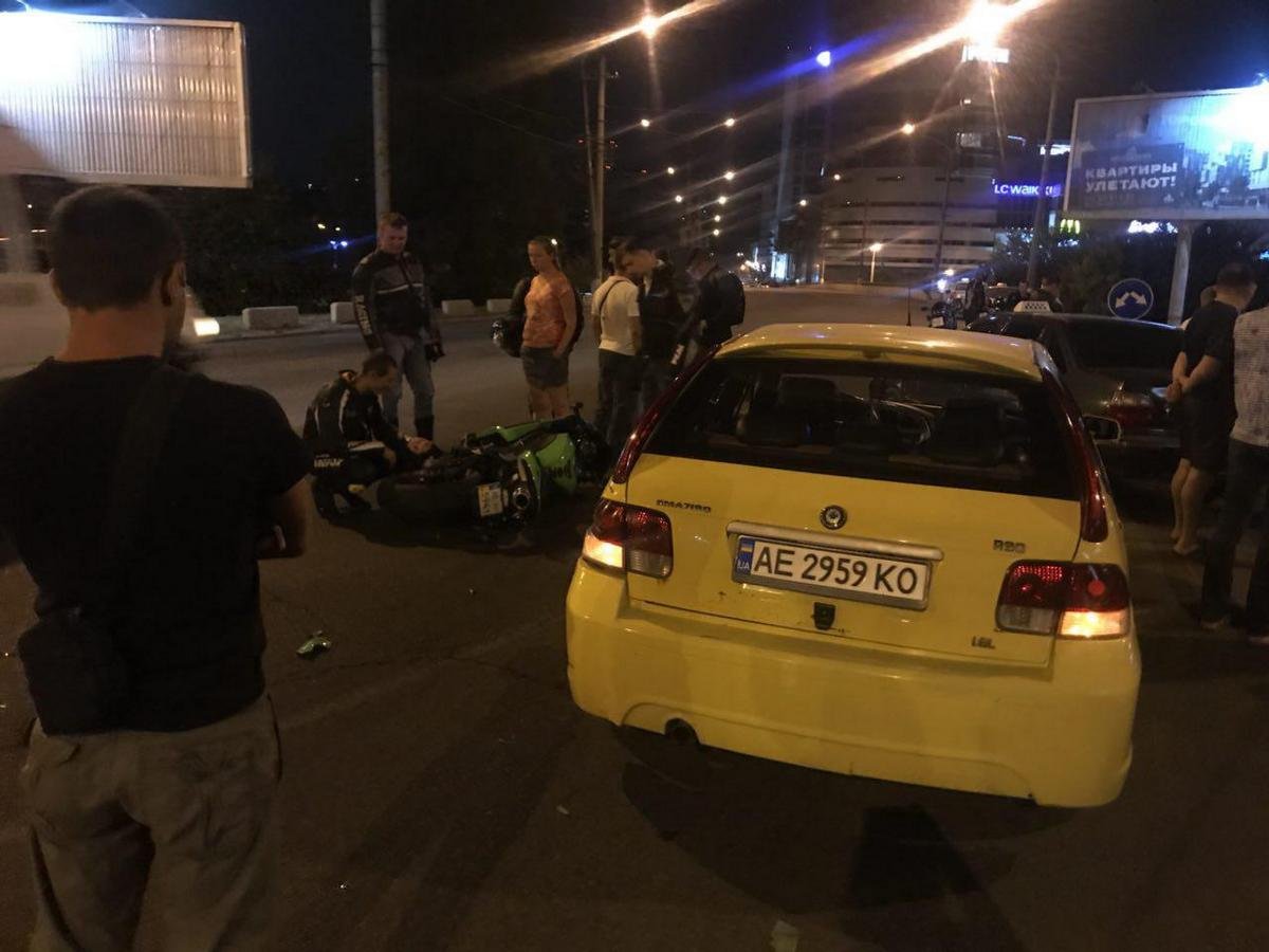 На съезде с Нового моста на правый берег автомобиль такси SMA задел мотоциклиста на Kawasaki На съезде с Нового моста на правый берег автомобиль такси SMA задел мотоциклиста на Kawasaki