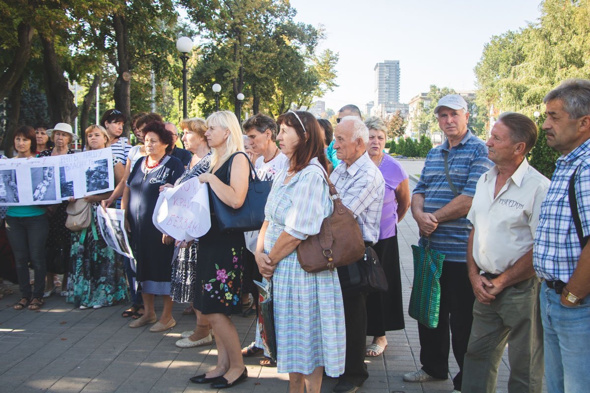 В Днепре под ОГА люди вышли на митинг 