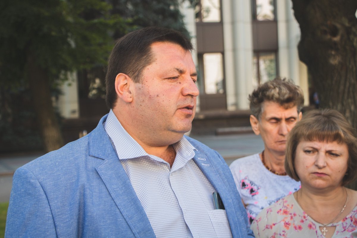 На диалог с людьми вышел начальник управления топливно-энергетического комплекса ДнепрОГА Эдуард Кирпичев