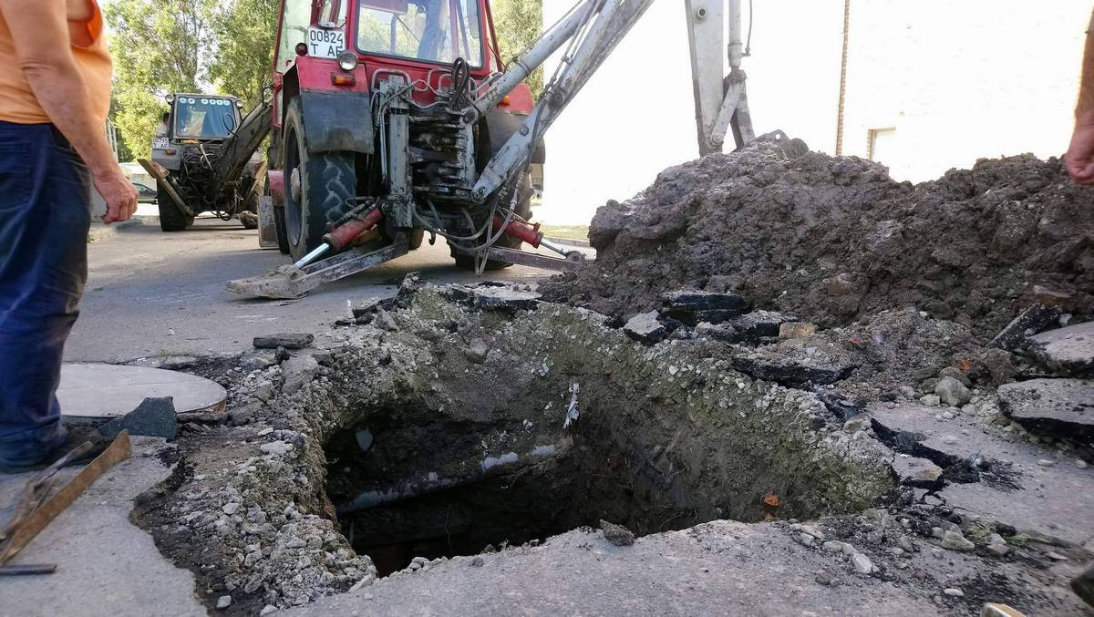 Прорвало трубу 300 миллиметров Прорвало трубу 300 миллиметров