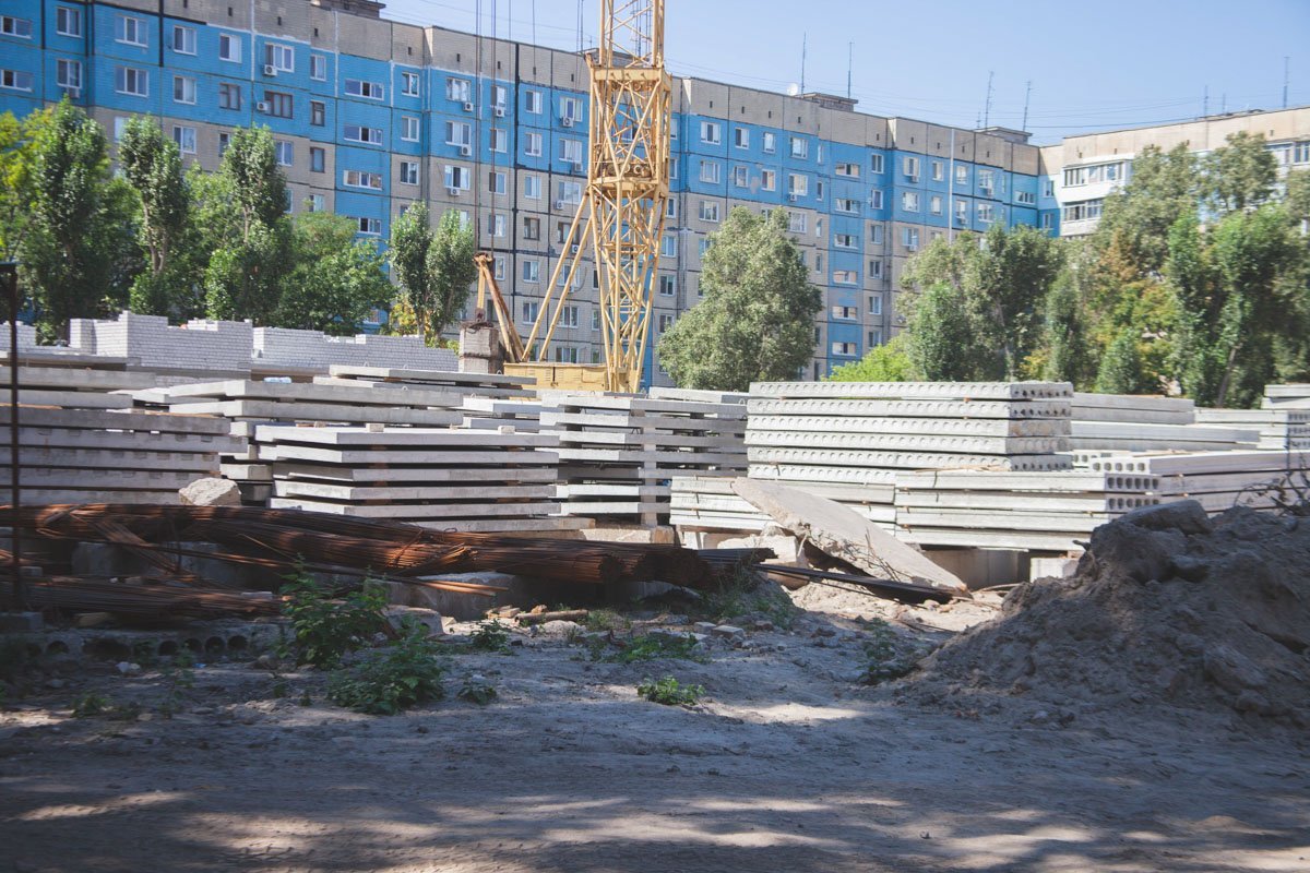 На стройплощадке постоянно трудятся рабочие