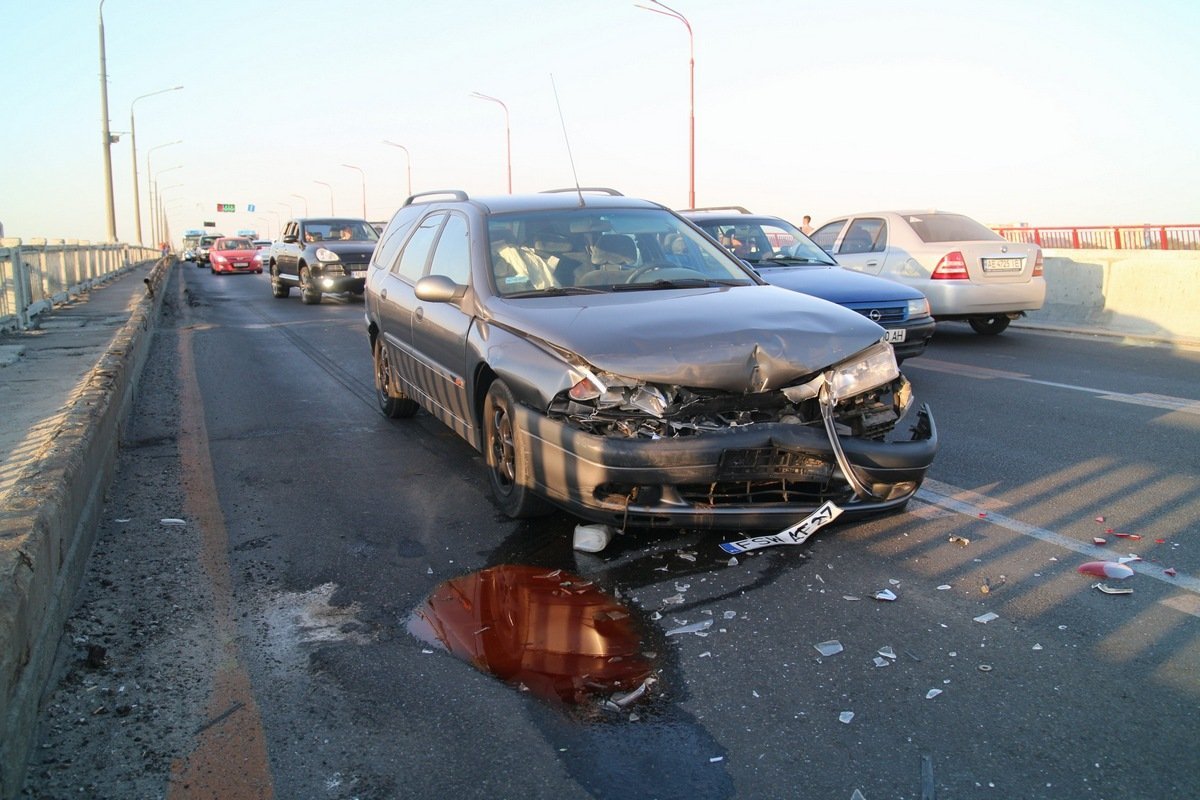 На полосе в сторону правого берега столкнусь Volkswagen и Renault Laguna На полосе в сторону правого берега столкнусь Volkswagen и Renault Laguna
