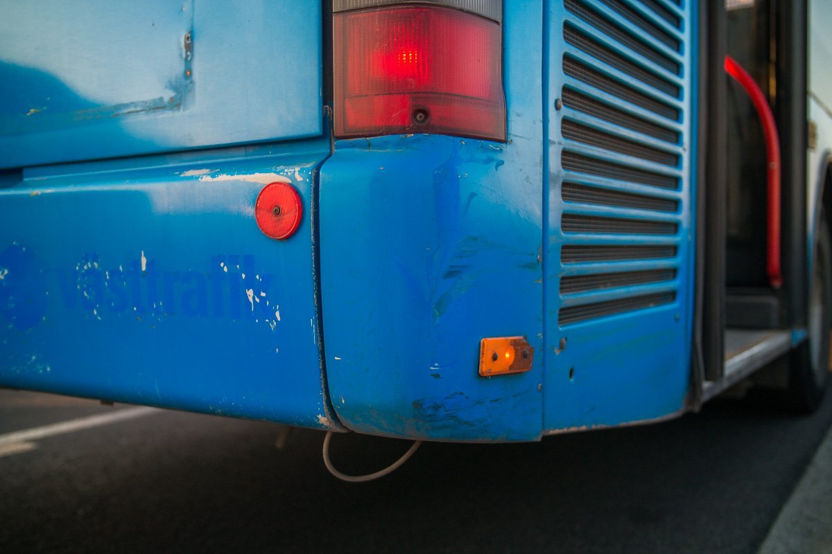 На автобусе остались следы от столкновения с велосипедистом На автобусе остались следы от столкновения с велосипедистом