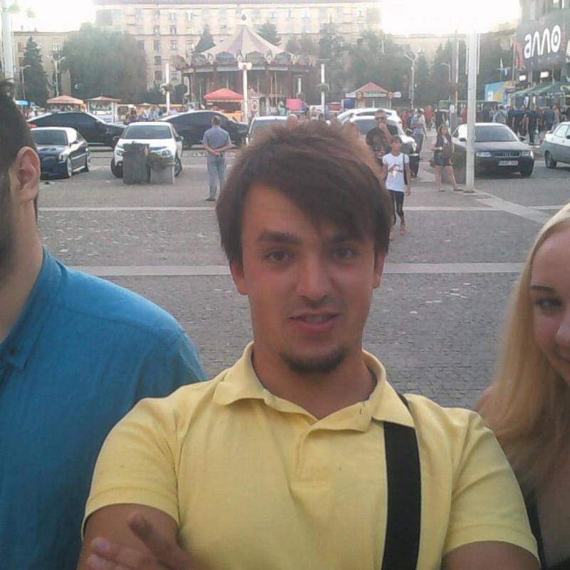 Он красивый, смешной, глаза у него фисташковые