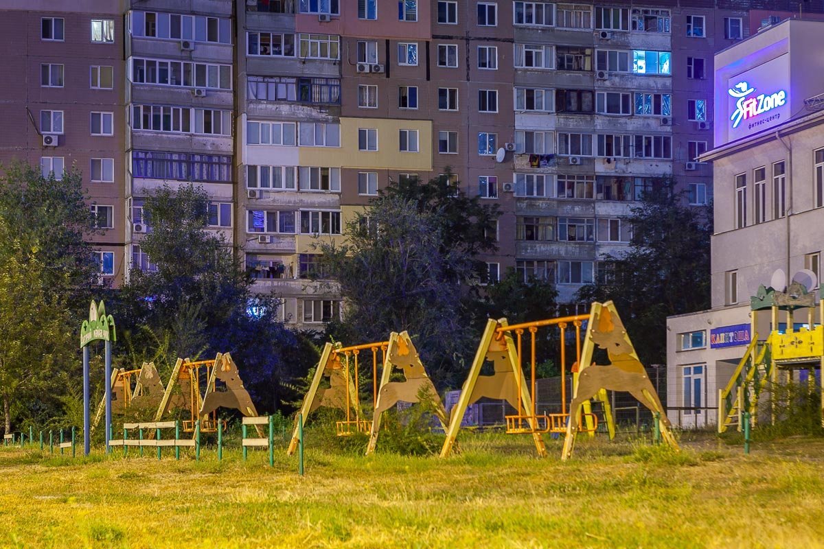 Пустая детская площадка, где нет шумных компаний