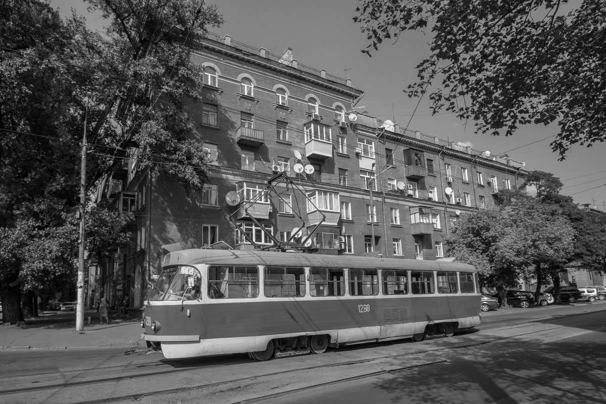 То, что это 2018 год, выдает лишь обилие застекленных балконов и спутниковых тарелок  То, что это 2018 год, выдает лишь обилие застекленных балконов и спутниковых тарелок