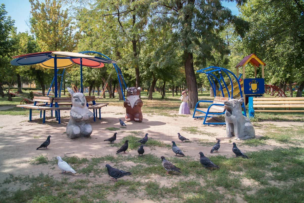 По территории установлено много детских площадок на любой вкус и цвет