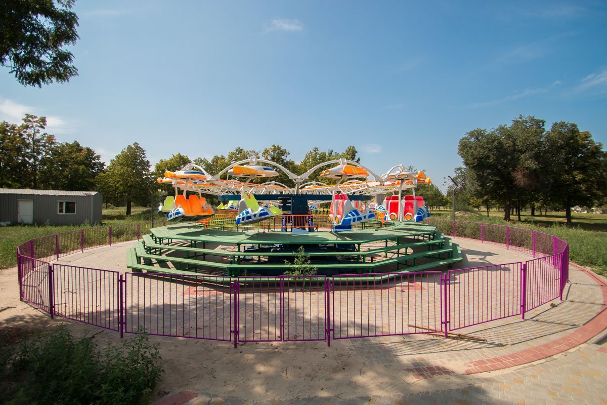 Детский аттракцион для желающих прокатиться с ветерком 