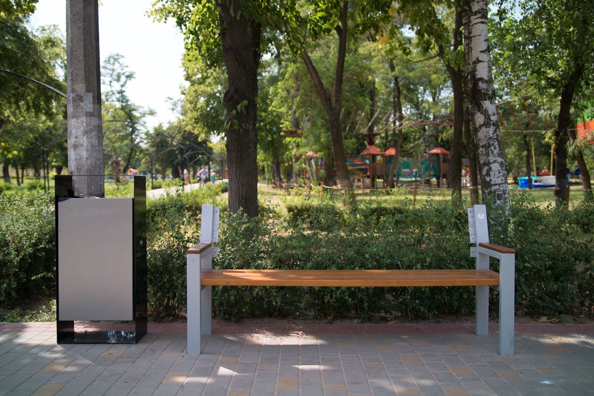 Возле каждой лавочки установлены урны для мусора