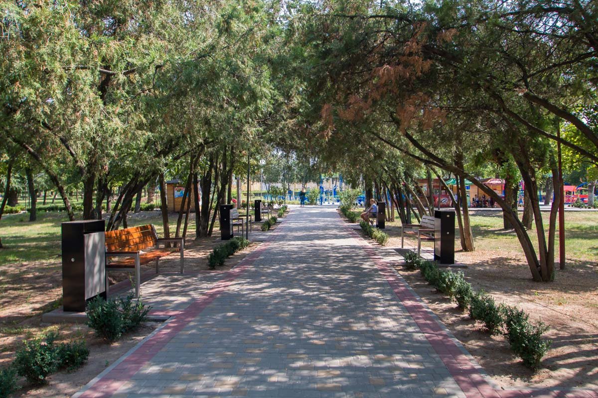 На аллеях нет ни одной бумажки