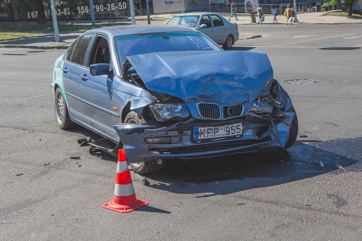 На Поля столкнулись BMW и Mitsubishi На Поля столкнулись BMW и Mitsubishi