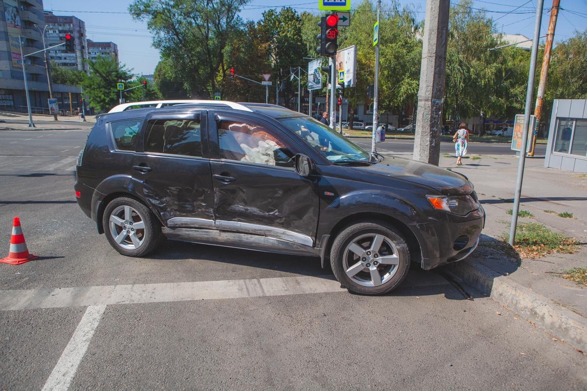 MItsubishi двигался по улице Ульянова и проехал на красный свет MItsubishi двигался по улице Ульянова и проехал на красный свет