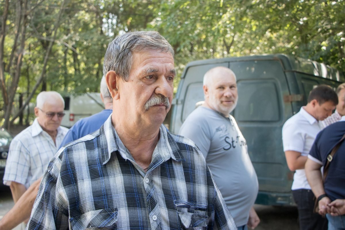 Люди торгуют с автомобилей Люди торгуют с автомобилей