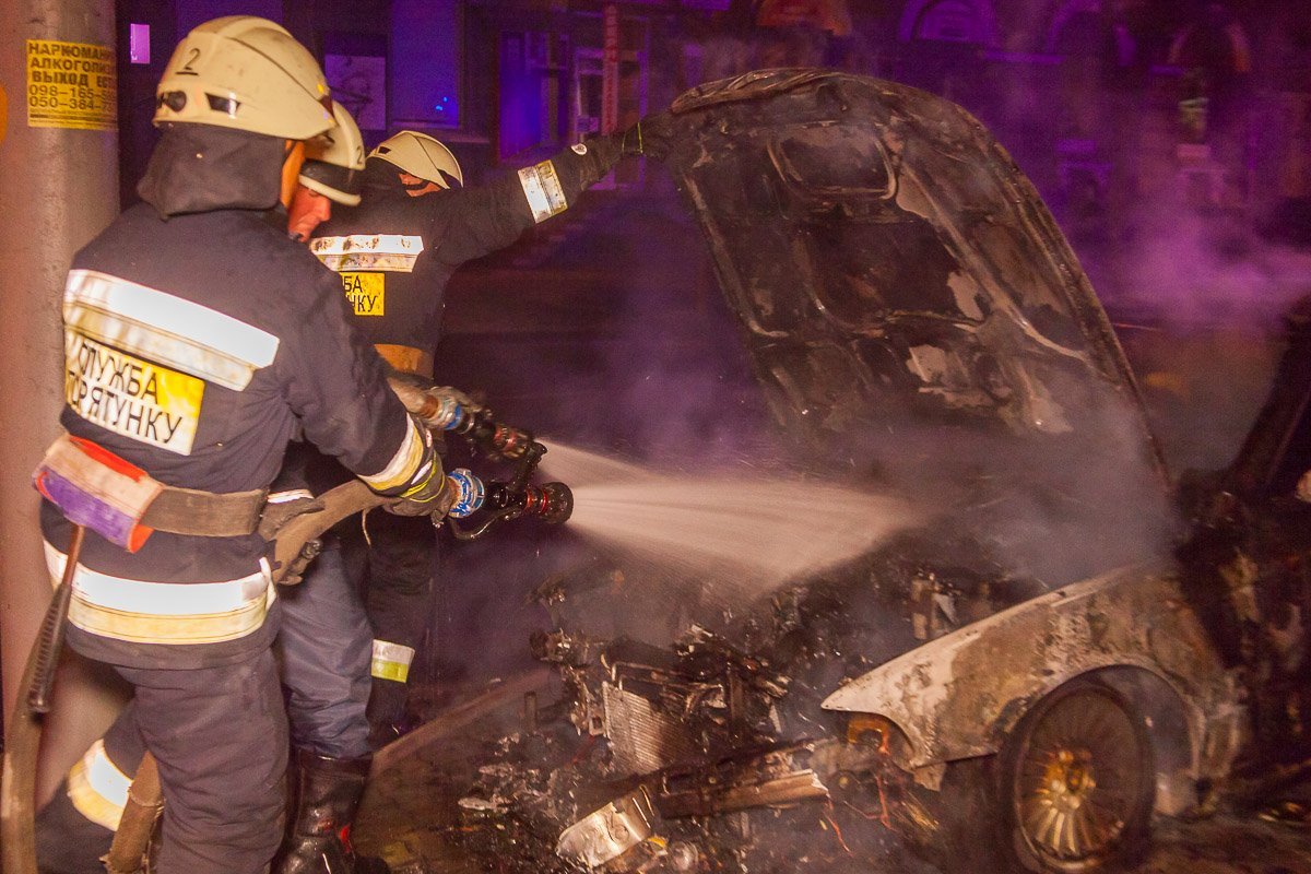 Спасателям удалось потушить горящий автомобиль в течение 10 минут