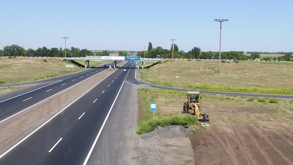 На трассе уложили асфальт и нанесли разметку На трассе уложили асфальт и нанесли разметку