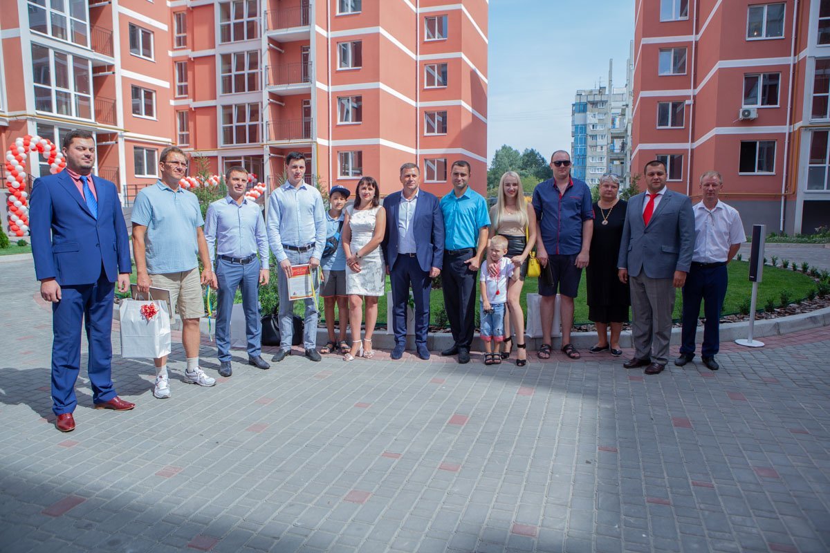 Счастливые семьи с ключами от квартир Счастливые семьи с ключами от квартир