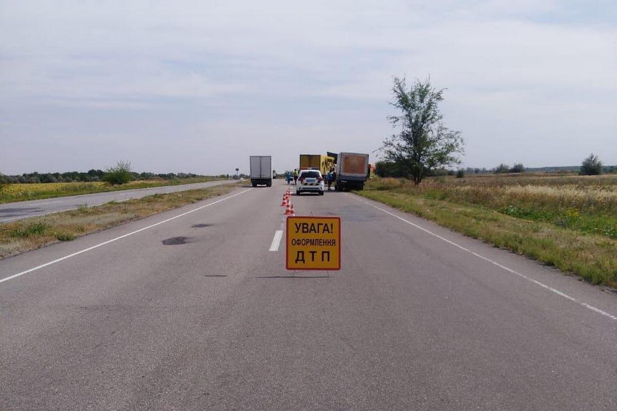 На Полтавском шоссе недалеко от села Лобойковка столкнулись две фуры