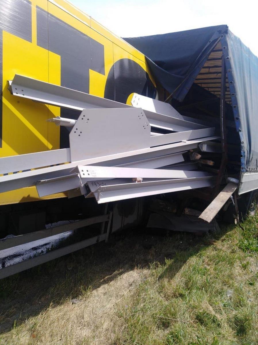 Scania, двигаясь из Днепра в сторону поселка Петриковка, влетел в Renault, который стоял припаркованный на обочине трассы