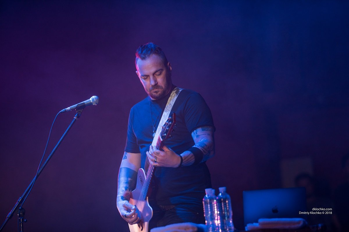 Адам Гонтье известен своим выступление в группе Three Days Grace