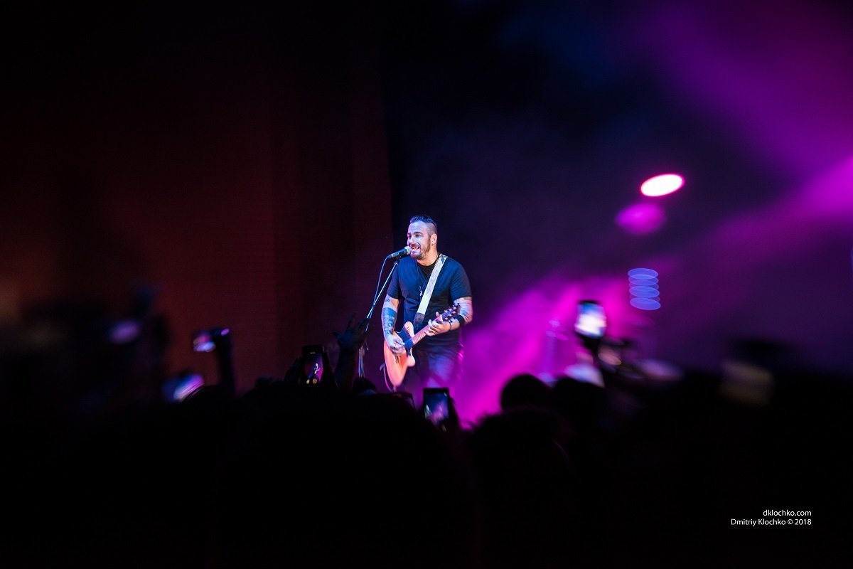 Адам исполнил культовые хиты