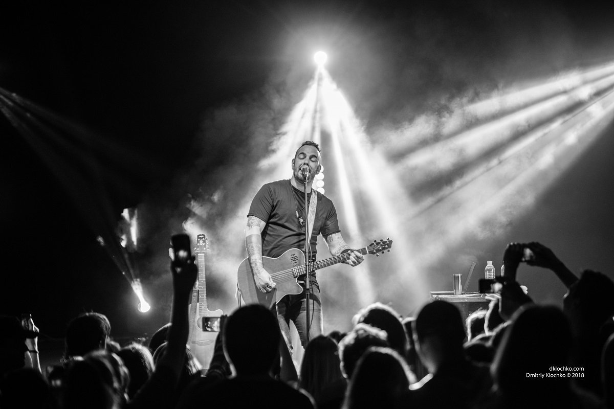 Канадский певец поразил всех акустическим исполнением