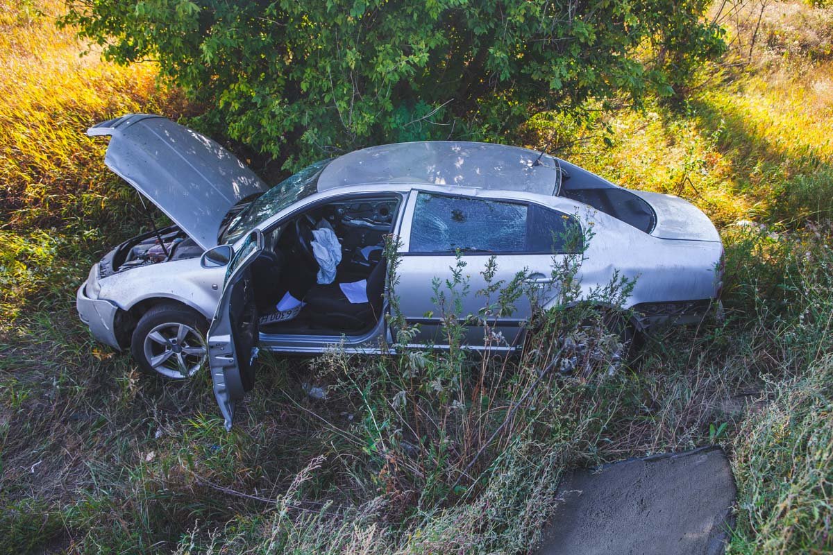 Водитель автомобиля уснул за рулем Водитель автомобиля уснул за рулем