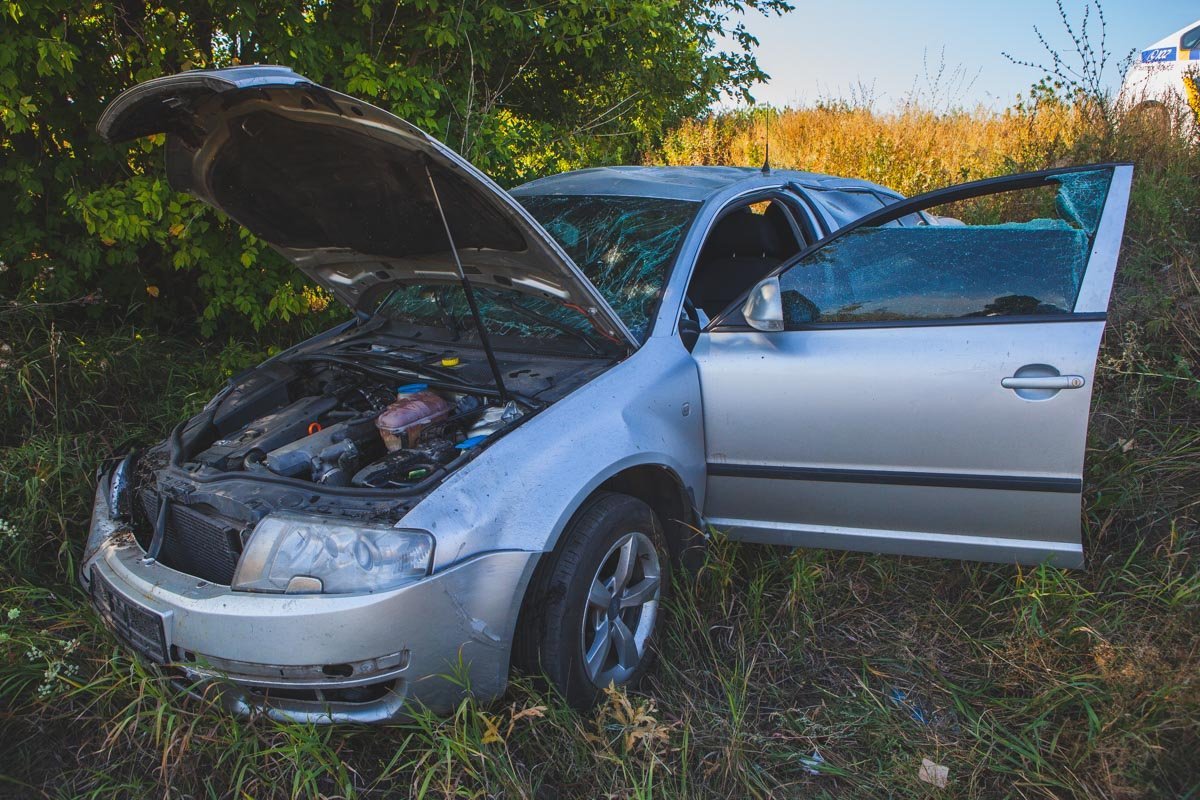 Автомобиль вылетел в кювет и перевернулся Автомобиль вылетел в кювет и перевернулся