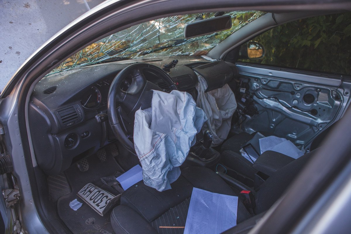 От удара сработали подушки безопасности От удара сработали подушки безопасности