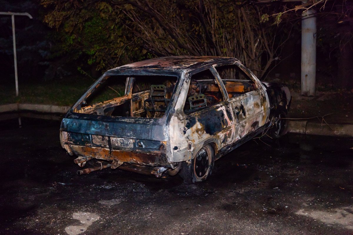 Автомобиль был припаркованного дворе жилого дома