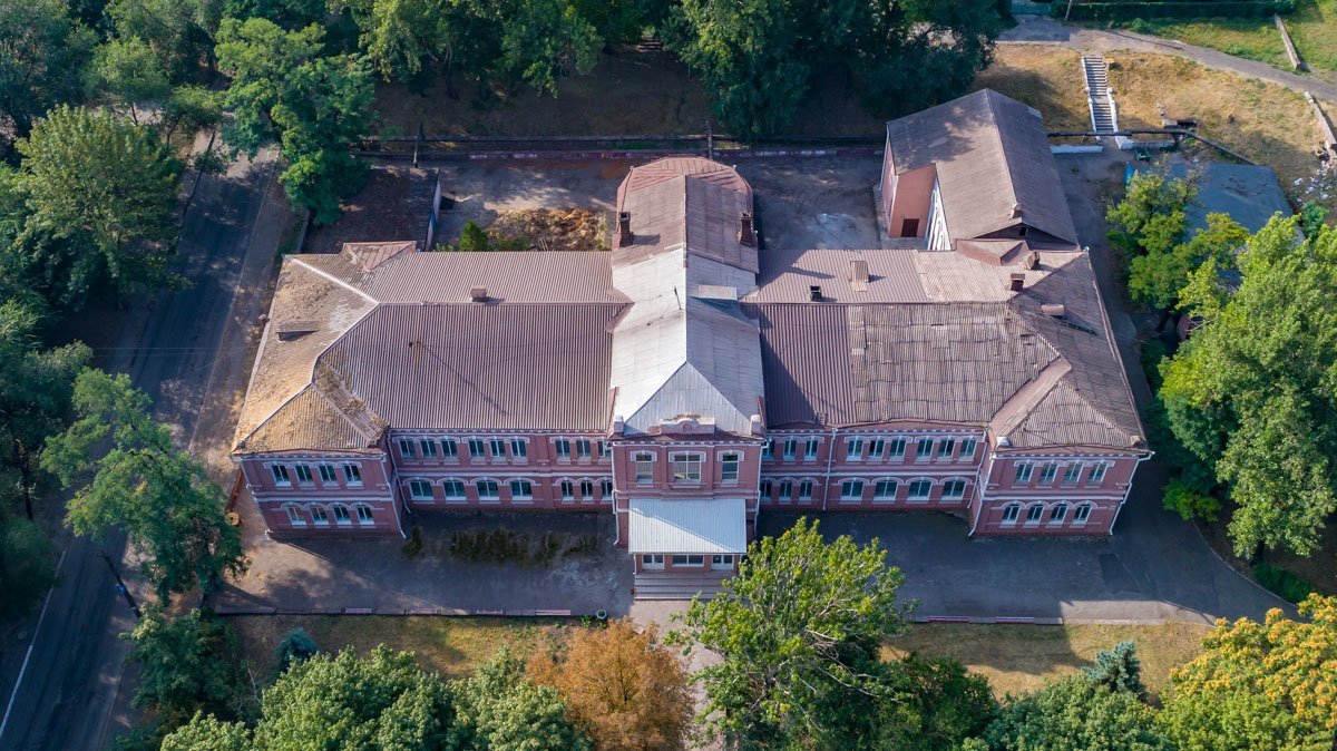 Удивительное здание окрашено в алые цвета Удивительное здание окрашено в алые цвета