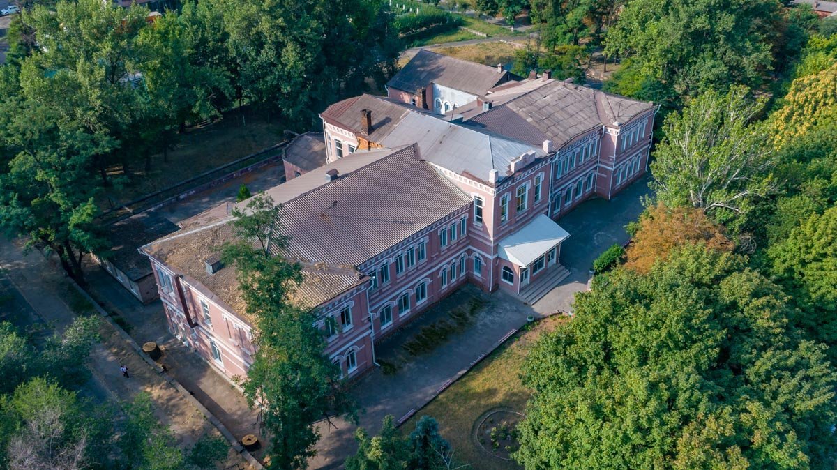 Изначально школу строили из дерева Изначально школу строили из дерева