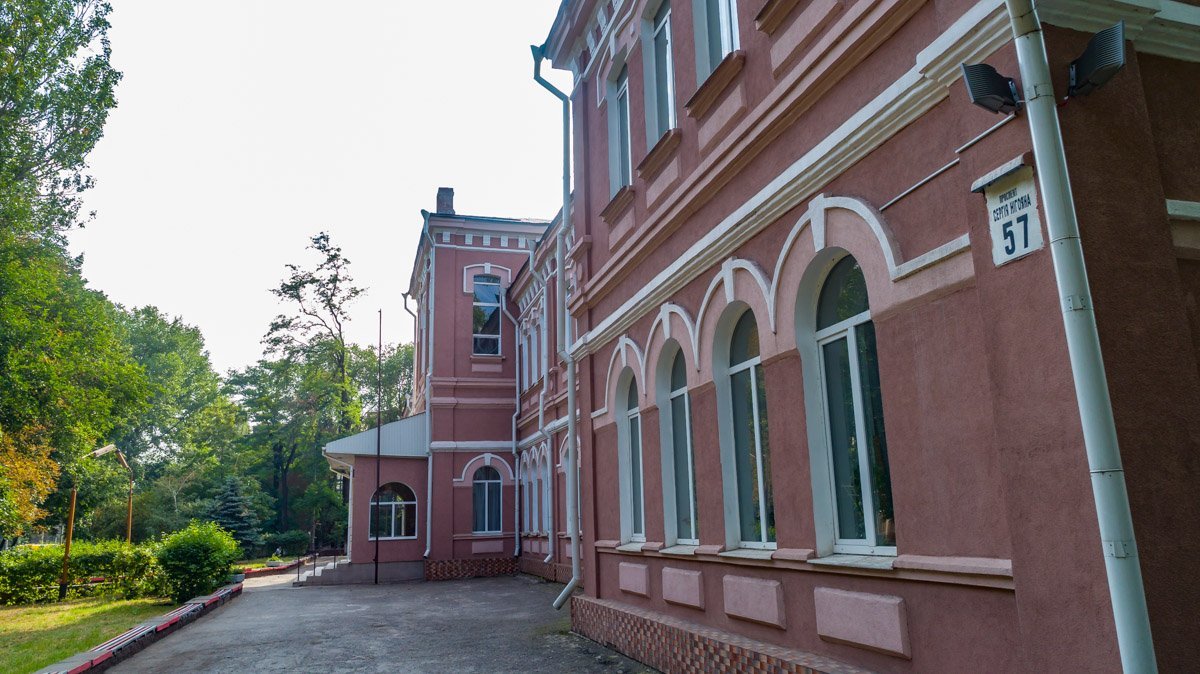 Школьникам несказанно повезло учиться там Школьникам несказанно повезло учиться там