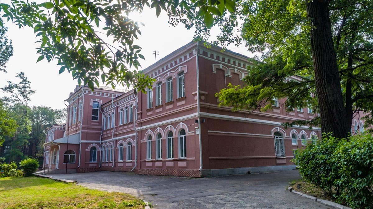 Второй этаж школы также достроили лишь со временем Второй этаж школы также достроили лишь со временем