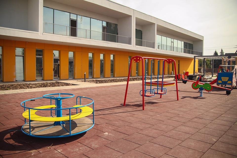 На территории садика - новая площадка с качелями и каруселями